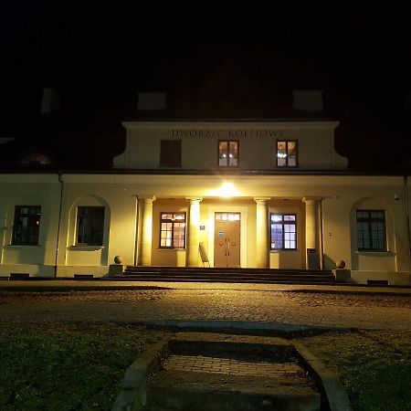 Quadrans Hostel And Caffee Na Dworcu Kolejowym Modlin 7 Min Jazdy Lotniskowym Autobusem Wahadlowym Nowy Dwór Mazowiecki Exterior foto