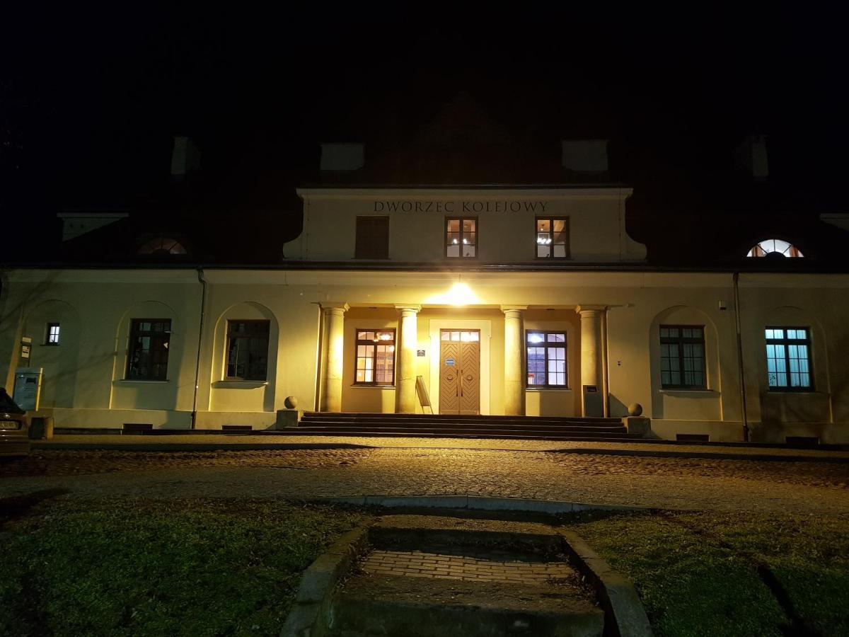 Quadrans Hostel And Caffee Na Dworcu Kolejowym Modlin 7 Min Jazdy Lotniskowym Autobusem Wahadlowym Nowy Dwór Mazowiecki Exterior foto