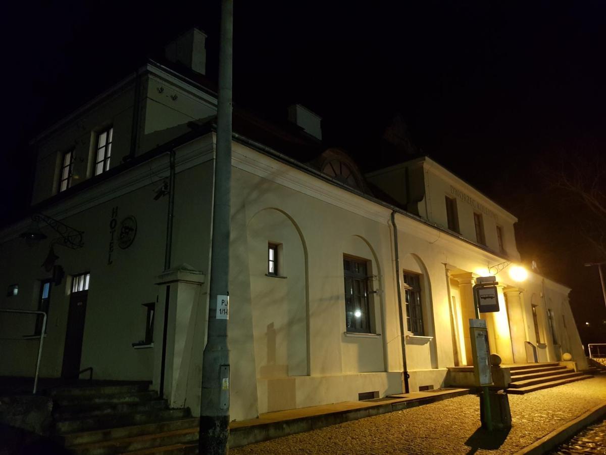 Quadrans Hostel And Caffee Na Dworcu Kolejowym Modlin 7 Min Jazdy Lotniskowym Autobusem Wahadlowym Nowy Dwór Mazowiecki Exterior foto
